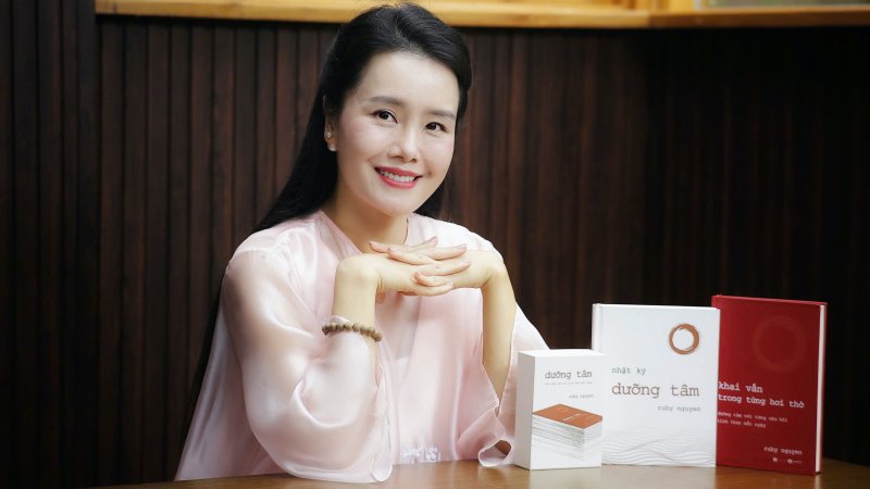 Thú vị cách ra mắt sách giữa rừng thông xanh mát, yên bình của chuyên gia khai vấn Ruby Nguyen