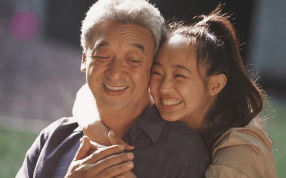 Câu nói: 'Con gái ẩn tuổi cha giàu ba họ' là sao? Có ý nghĩa gì?