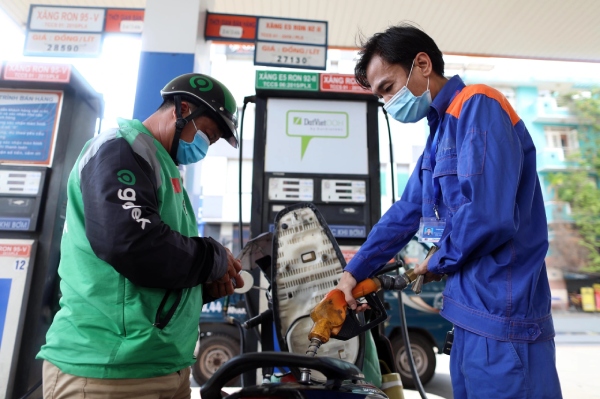 Giá xăng vượt 21.000 đồng/lít