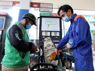 Giá xăng vượt 21.000 đồng/lít