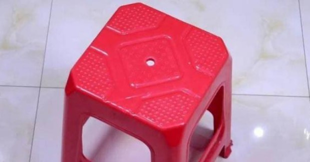 Giữa chiếc ghế đẩu nhựa có 1 lỗ có thể cắm một cái que, không ngờ nó lại thiết thực đến vậy, nhà nào cũng dùng được, quá tuyệt vời