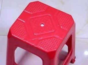 Giữa chiếc ghế đẩu nhựa có 1 lỗ có thể cắm một cái que, không ngờ nó lại thiết thực đến vậy, nhà nào cũng dùng được, quá tuyệt vời