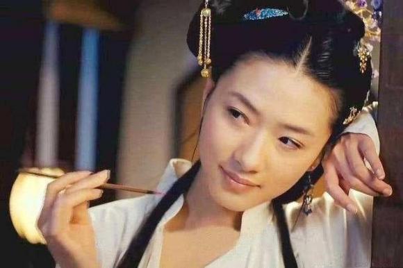 &#x27;Th&#xE0; l&#x1EA5;y k&#x1EF9; n&#x1EEF; ho&#xE0;n l&#x1B0;&#x1A1;ng c&#xF2;n h&#x1A1;n l&#x1EA5;y m&#x1ED9;t c&#xF4; v&#x1EE3; v&#x1B0;&#x1EE3;t t&#x1B0;&#x1EDD;ng&#x27;, &#x27;v&#x1EE3; v&#x1B0;&#x1EE3;t t&#x1B0;&#x1EDD;ng&#x27; l&#xE0; g&#xEC; m&#xE0; ng&#x1B0;&#x1EDD;i x&#x1B0;a c&#x103;m gh&#xE9;t t&#x1EDB;i v&#x1EAD;y?