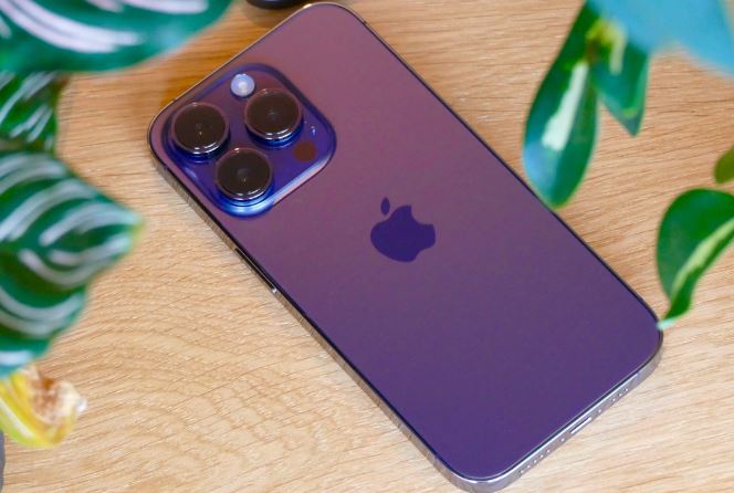 iPhone 14 Pro Max vẫn là siêu phẩm vạn người mê cuối 2024, viền thép sang áp đảo iPhone 16 Pro Max