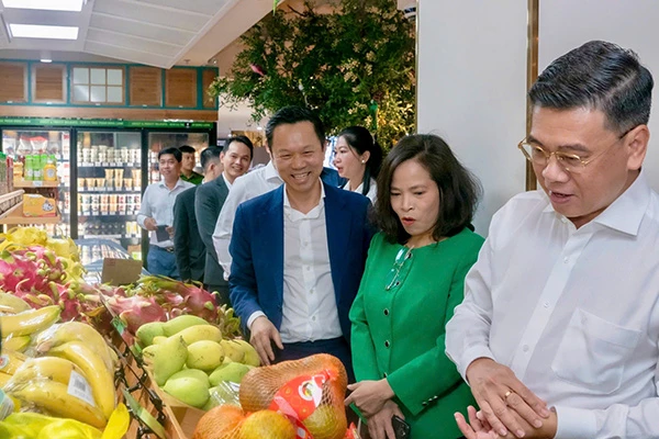 Ông Nguyễn Văn Dũng tham quan các gian hàng bán hàng nông sản thực phẩm sạch, an toàn và bền vững tại Mena Gourmet Market. 