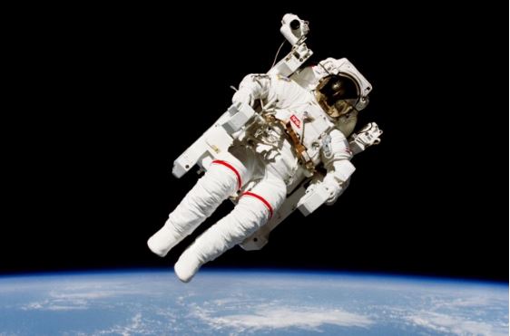 Lơ lửng trong vũ trụ quá lâu ngày có thể dẫn đến bệnh sinh lý gì ở nam phi hành gia?