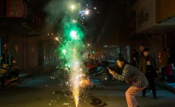 Tết Nguyên Đán 2025: Người dân đốt pháo hoa có bị phạt không? Biết để vui Tết trọn vẹn!