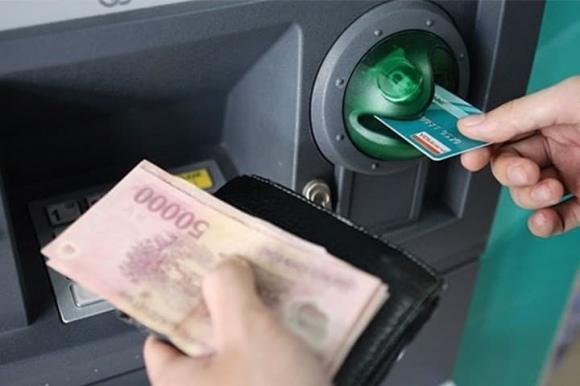 Tin vui cho người hay rút tiền ở cây ATM, biết để Tết tránh mất thời gian xếp hàng rút tiền