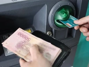 Tin vui cho người hay rút tiền ở cây ATM, biết để Tết tránh mất thời gian xếp hàng rút tiền