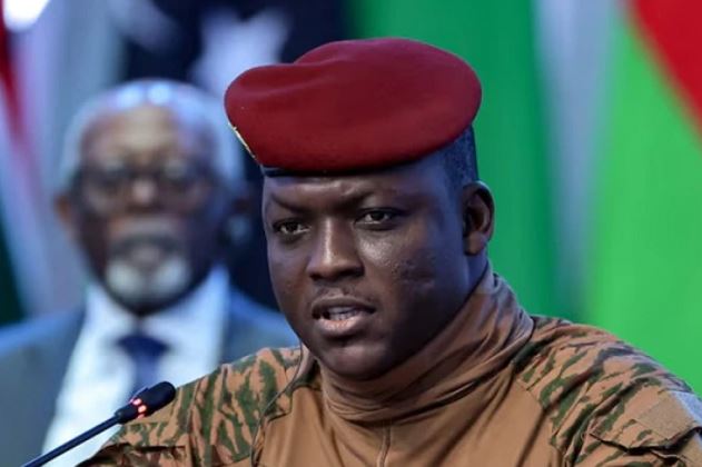 Chân dung Tổng thống trẻ tuổi nhất thế giới ghi tên vào Sách kỷ lục Guinness, đắc cử sau khi đảo chính thành công