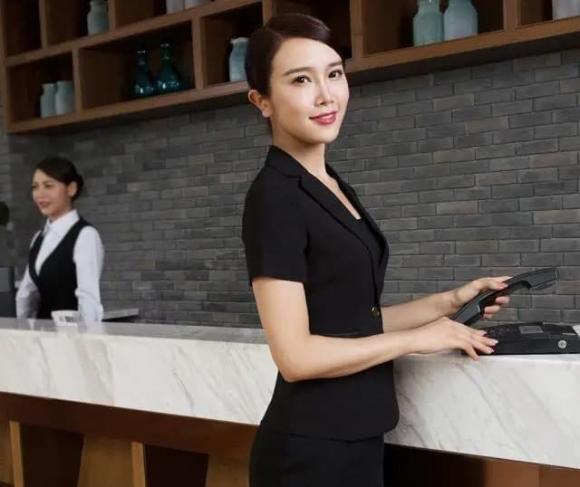 Tại sao nhân viên trẻ đẹp sẵn lòng làm lễ tân ở khách sạn dù lương không cao?