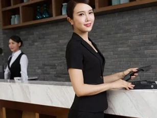 Tại sao nhân viên trẻ đẹp sẵn lòng làm lễ tân ở khách sạn dù lương không cao?