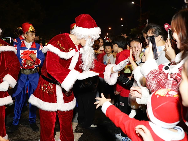 Các ông già Noel giao lưu cùng người dân và du khách.