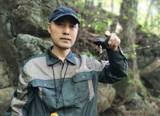 Lão nông nhặt được viên đá đen, sau đó tìm thấy 'kho báu' hơn 347.000 tỷ đồng
