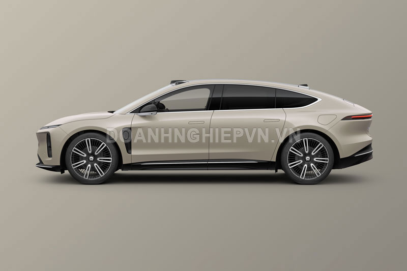 Xe sedan dài hơn 5,3 mét, công suất 707 mã lực, nội thất siêu sang, hàng loạt trang bị tối tân, giá gần 2,2 tỷ đồng