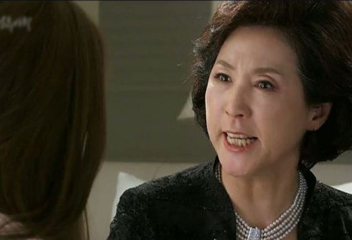 Sáng sớm, một câu nói cay nghiệt từ mẹ chồng khiến cả nhà chấn động: "Cầm lấy mà đi gửi xe!"