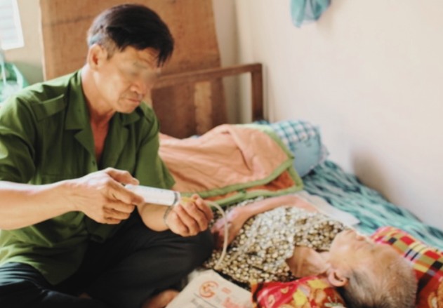 Chăm sóc mẹ già suốt 10 năm nhưng không được chia mảnh đất nào, đến lúc đọc kỹ lại di chúc tôi mới òa khóc