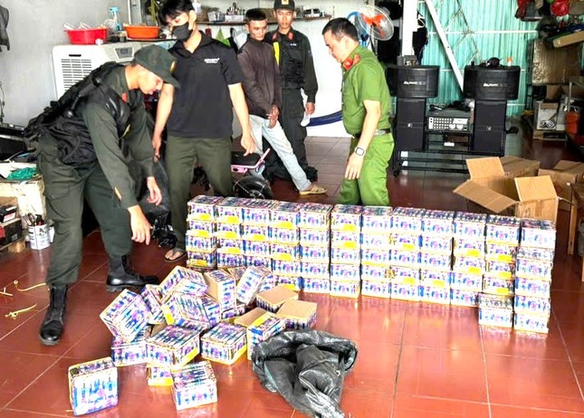 Cảnh sát kiểm tra căn nhà không số, phát hiện kho pháo nổ ‘khủng’