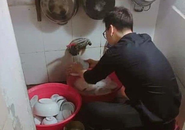 Thấy con trai giúp con dâu bầu bí bê mâm bát, mẹ chồng khó chịu mà buông lời cay đắng, để rồi…