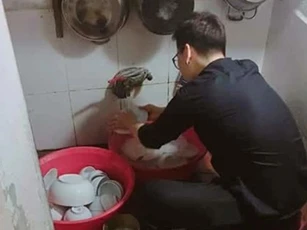 Thấy con trai giúp con dâu bầu bí bê mâm bát, mẹ chồng khó chịu mà buông lời cay đắng, để rồi…