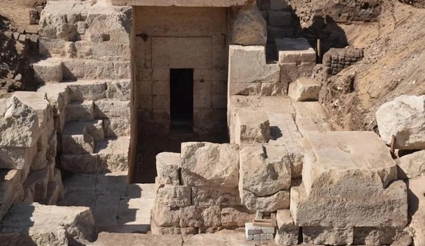 Phát hiện ngôi đền Ai Cập 2.100 tuổi ẩn trong vách đá