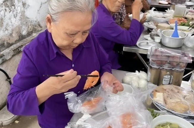 Phát ngại vì mẹ chồng đi ăn cỗ nhà hàng mà gói phần vào túi nilon, ngày tiễn bà về quê, nhìn chiếc làn rách mà tôi bật khóc