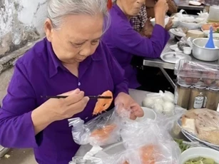 Phát ngại vì mẹ chồng đi ăn cỗ nhà hàng mà gói phần vào túi nilon, ngày tiễn bà về quê, nhìn chiếc làn rách mà tôi bật khóc