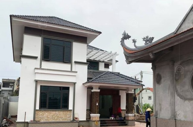 Con dâu xuống tiền xây tặng bố mẹ chồng căn nhà 2 tầng nhưng tờ giấy rơi ra hôm mừng tân gia mới là điều gây sốc