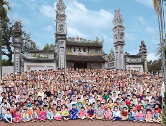 Bức ảnh dòng họ 'khủng khiếp' nhất Việt Nam gây sốt MXH, nhìn kĩ mới thấy 1 điểm bất thường