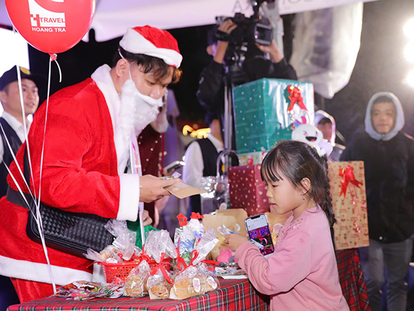 Đà Nẵng: Tặng quà cho người dân và du khách trong đêm Noel