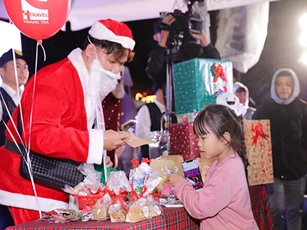 Đà Nẵng: Tặng quà cho người dân và du khách trong đêm Noel