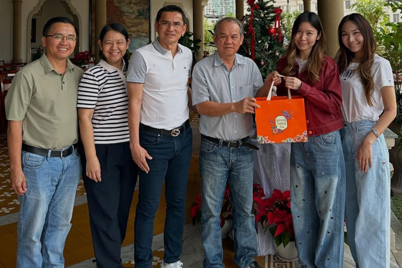 HLV Kiatisak bất ngờ trở lại Việt Nam, tái ngộ bầu Đức 