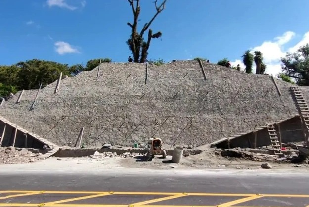 Mexico: Kim tự tháp khổng lồ "hiện hình" giữa đường cao tốc