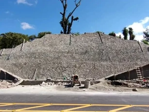 Mexico: Kim tự tháp khổng lồ "hiện hình" giữa đường cao tốc