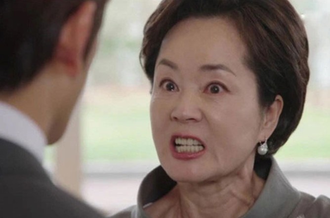 Thấy con rể dành hẳn một tầng làm bàn thờ bố mẹ mình lại còn khấn mấy câu khó chịu, mẹ vợ lập tức tung đòn phủ đầu khiến anh câm nín.