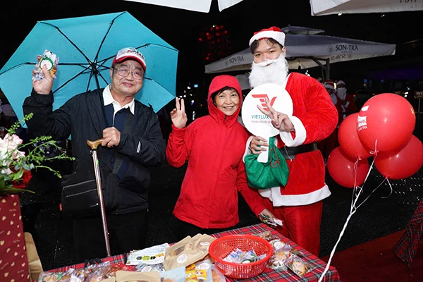 Du khách Hàn Quốc bày tỏ niềm vui sau khi nhận được quà tặng của ông già Noel.