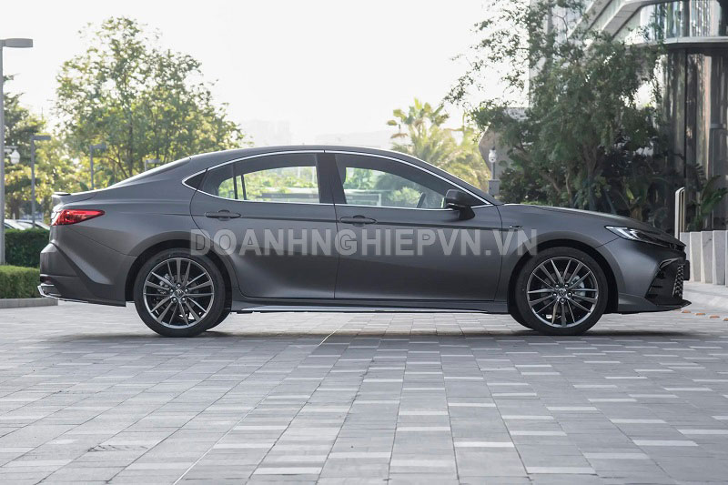 Toyota Camry phiên bản đặc biệt ra mắt: Thiết kế thể thao, động cơ hybrid giá hơn 660 triệu đồng