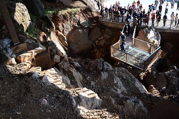 Phát hiện 11 bộ hài cốt tiến hóa dở dang thành người hiện đại