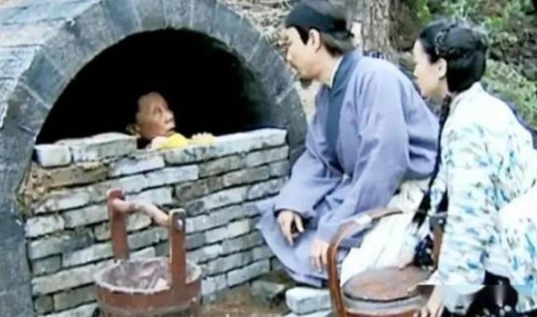 H&#x1EE7; t&#x1EE5;c l&#x1EA1;nh ng&#x1B0;&#x1EDD;i, &#x27;ch&#xF4;n s&#x1ED1;ng&#x27; cha m&#x1EB9; gi&#xE0; khi ngo&#xE0;i 60 tu&#x1ED5;i: Con c&#xE1;i x&#xE2;y m&#x1ED9; s&#x1EB5;n, m&#x1ED7;i ng&#xE0;y &#x111;i &#x111;&#x1B0;a c&#x1A1;m mang m&#x1ED9;t vi&#xEA;n g&#x1EA1;ch &#x111;&#x1EC3; l&#x1EA5;p