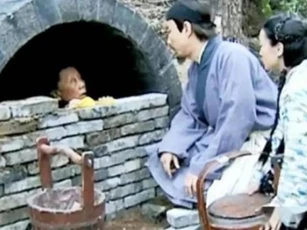 Hủ tục lạnh người, 'chôn sống' cha mẹ già khi ngoài 60 tuổi: Con cái xây mộ sẵn, mỗi ngày đi đưa cơm mang một viên gạch để lấp