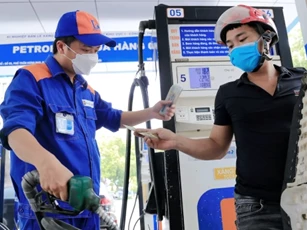 Giá xăng giảm gần 500 đồng/lít