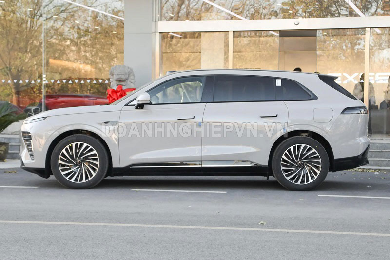 SUV lớn hơn Hyundai Santa Fe, công suất 616 mã lực, ‘uống xăng như ngửi’, giá rẻ hơn Toyota Corolla Cross