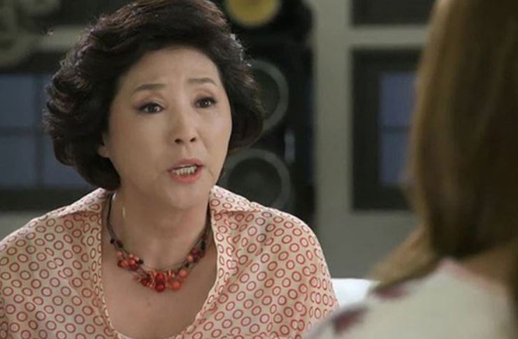 Mẹ chồng “bóng gió” chuyện biếu Tết, con dâu tung đòn khéo léo khiến bà phải im lặng