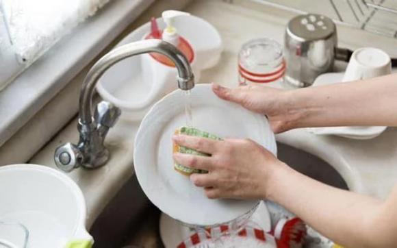 Tại sao người xưa cho rằng việc để khách rửa bát trong nhà là điều đại kỵ và cần phải tránh bằng mọi giá?