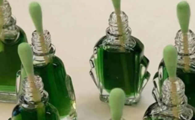 3 công dụng khi cắm chiếc tăm bông vào lọ dầu gió, rất ít người biết