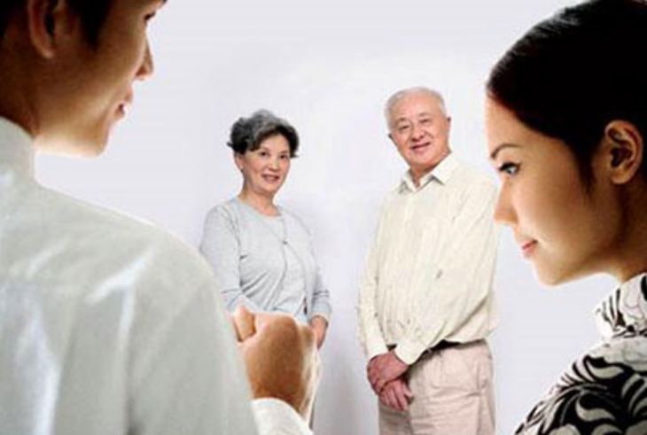 Chuyện ra mắt gia đình nhà trai biến thành cơn ác mộng: Quà sang không được nhận, cô gái bị đuổi thẳng cổ sau lời đáp trả đầy bất ngờ