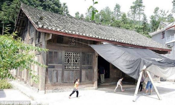 Ngôi nhà lụp xụp bỗng nhiên được thiên hạ tranh nhau mua, có người cọc 22 căn nhà đổi lấy 8 khúc gỗ cũng không đến lượt