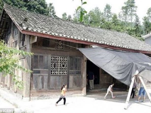 Ngôi nhà lụp xụp bỗng nhiên được thiên hạ tranh nhau mua, có người cọc 22 căn nhà đổi lấy 8 khúc gỗ cũng không đến lượt