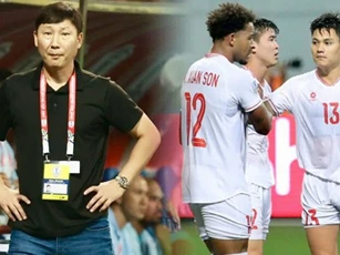 ĐT Việt Nam suýt trả giá trước Singapore, HLV Kim Sang Sik 'dằn mặt' học trò ngay trên sân