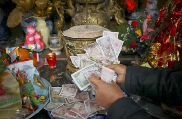 Có nên đặt tiền thật lên bàn thờ? Giải mã ý nghĩa tâm linh từ chuyên gia phong thủy khiến nhiều người bất ngờ